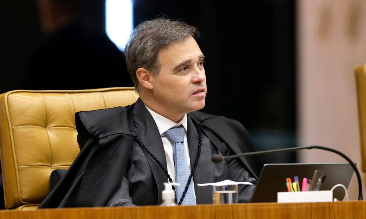 André Mendonça de toga e de perfil.