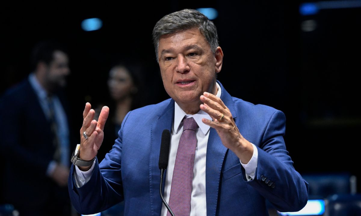 Carlos Viana gesticulando no Senado Federal, de terno azul e gravata roxa