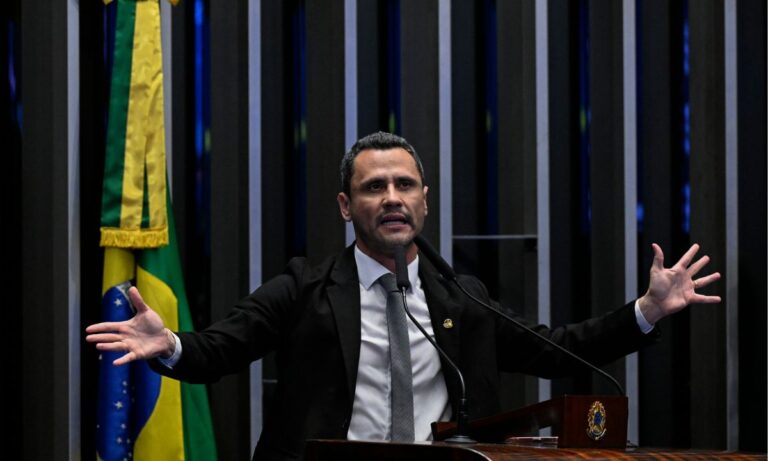 Cleitinho Azevedo de braços abertos