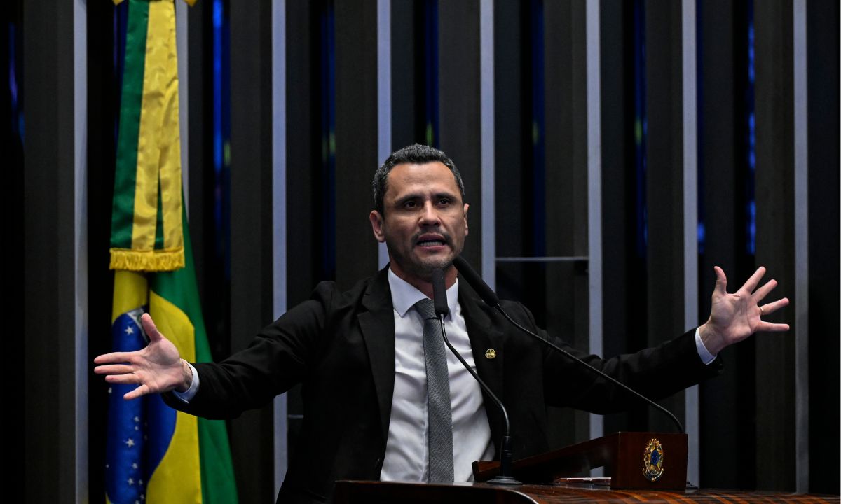 Cleitinho Azevedo de braços abertos
