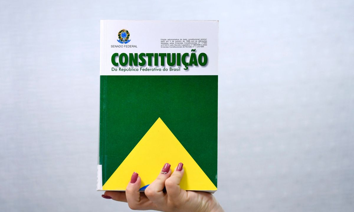 Foto mostra a Constituição Federal
