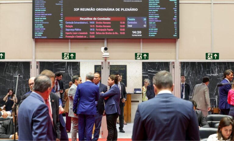 Deputados estaduais conversando na Assembleia Legislativa de Minas Gerais, no plenário
