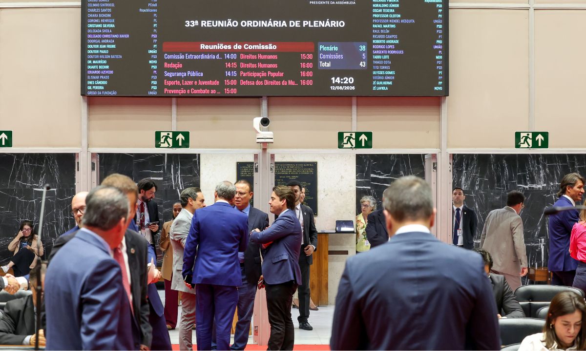 Deputados estaduais conversando na Assembleia Legislativa de Minas Gerais, no plenário