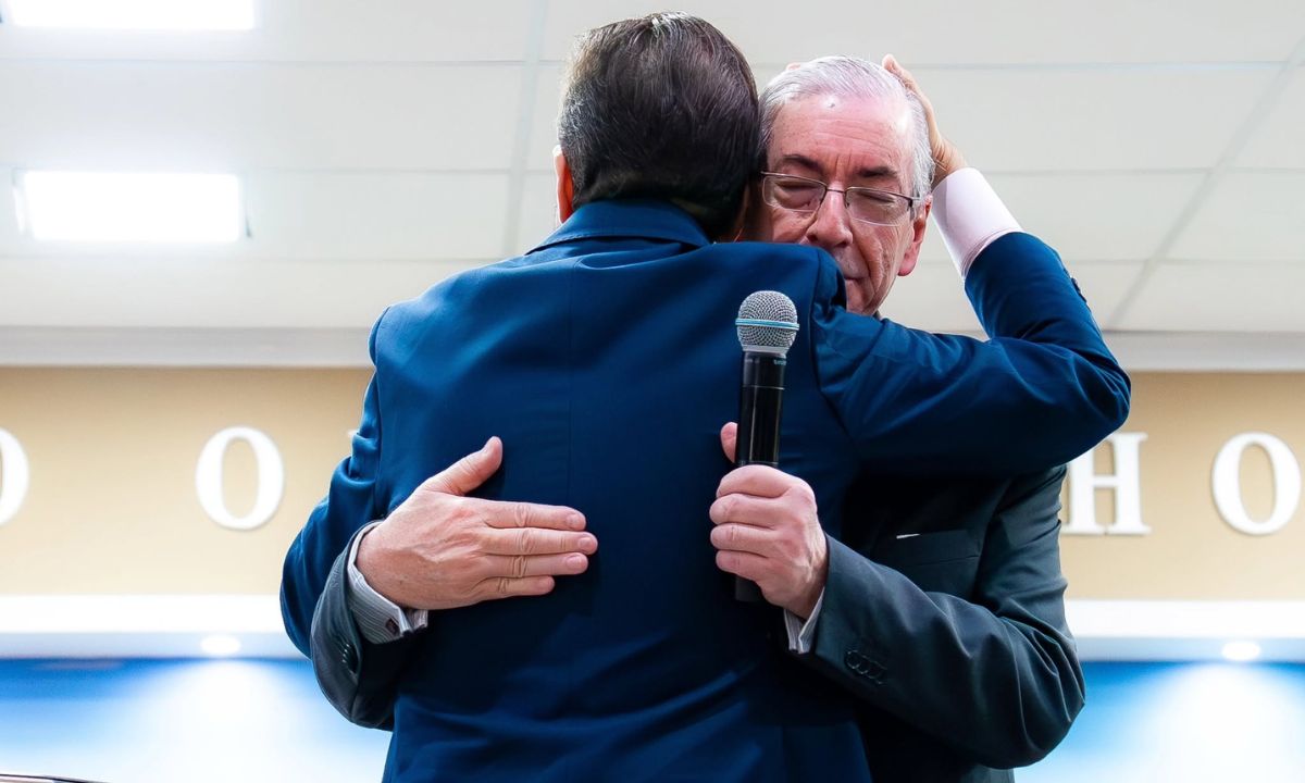 Eduardo Cunha cumprimenta aliado