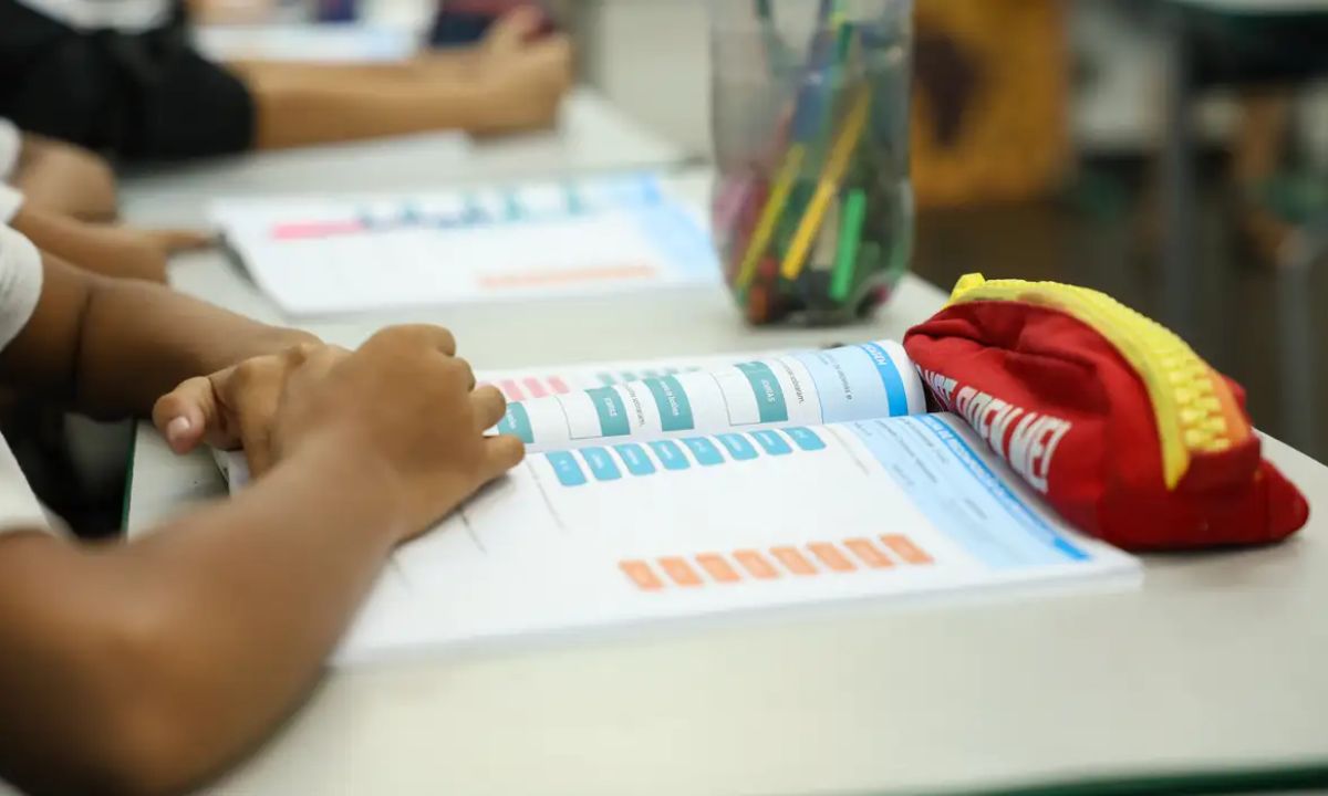 Aluno estuda em sala de aula