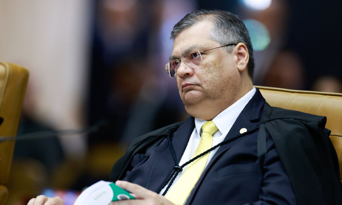 Flávio Dino no STF, de perfil e toga