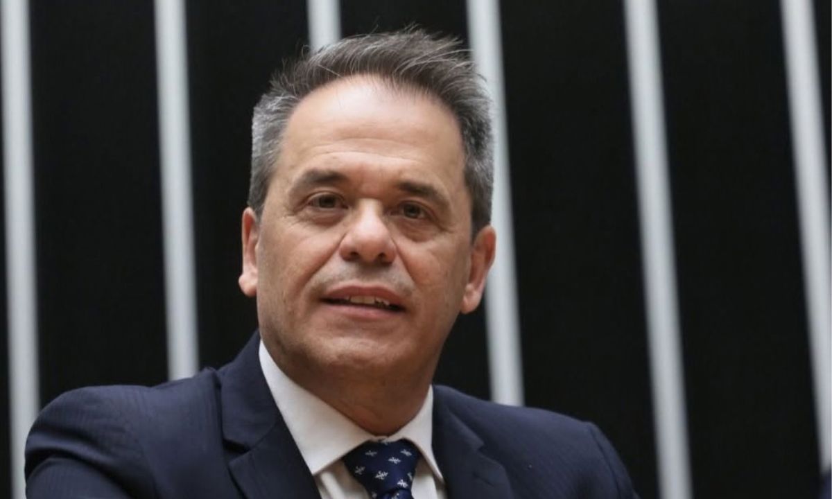 Glaycon Franco de terno e gravata