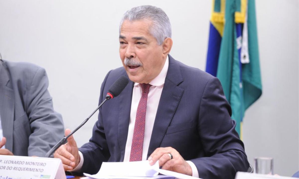 Deputado federal Leonardo Monteiro falando ao microfone