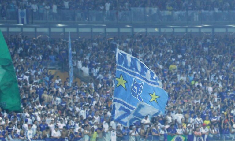 Bandeira da Máfia Azul em meio à torcida do Cruzeiro.
