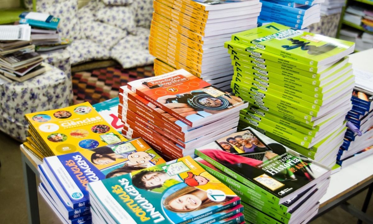 Livros didáticos em mesa