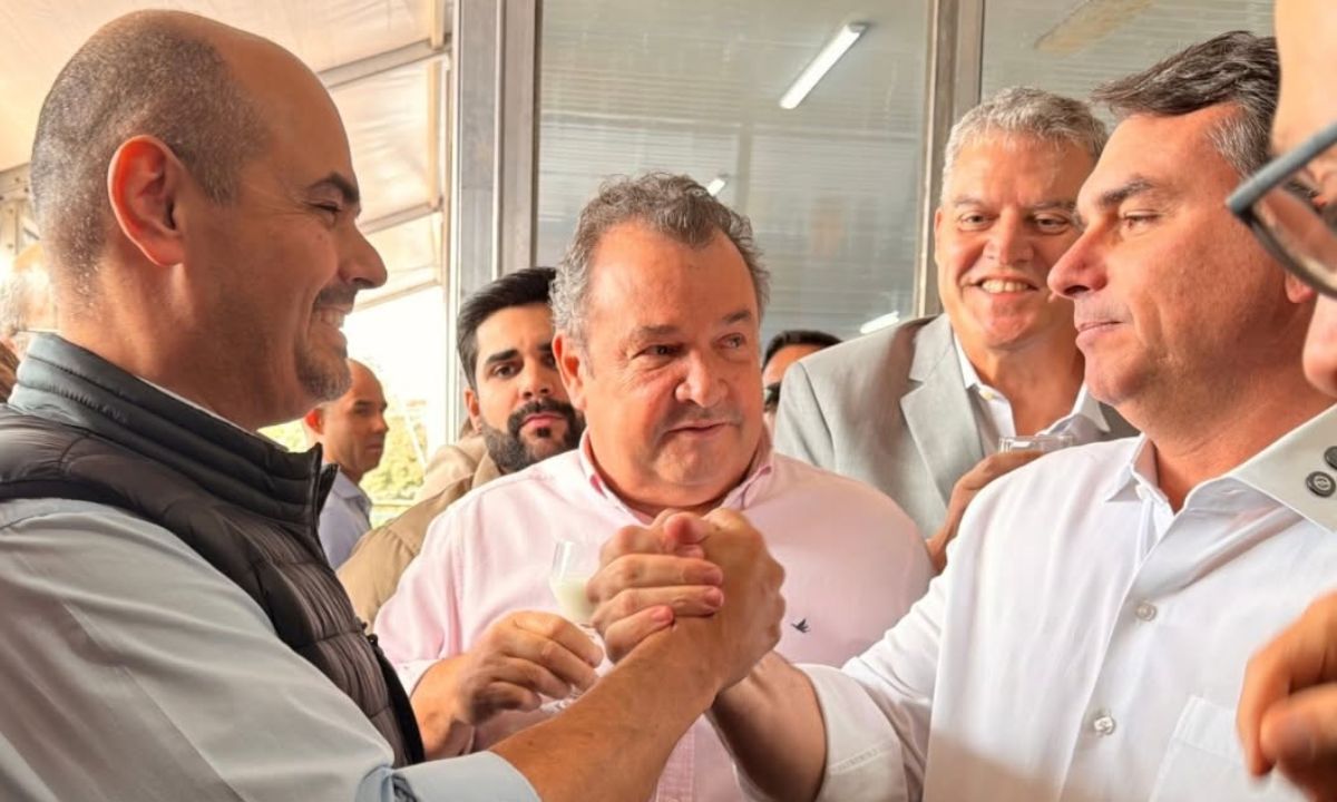 Aliados defendem que Mateus Simões (PSD) declare apoio a Flávio Bolsonaro (PL) no debate da TV Globo.