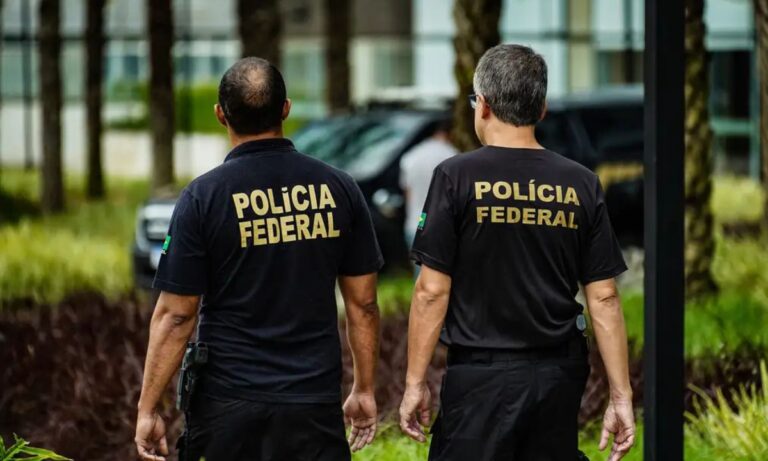 Agentes da Polícia Federal vistos de costas
