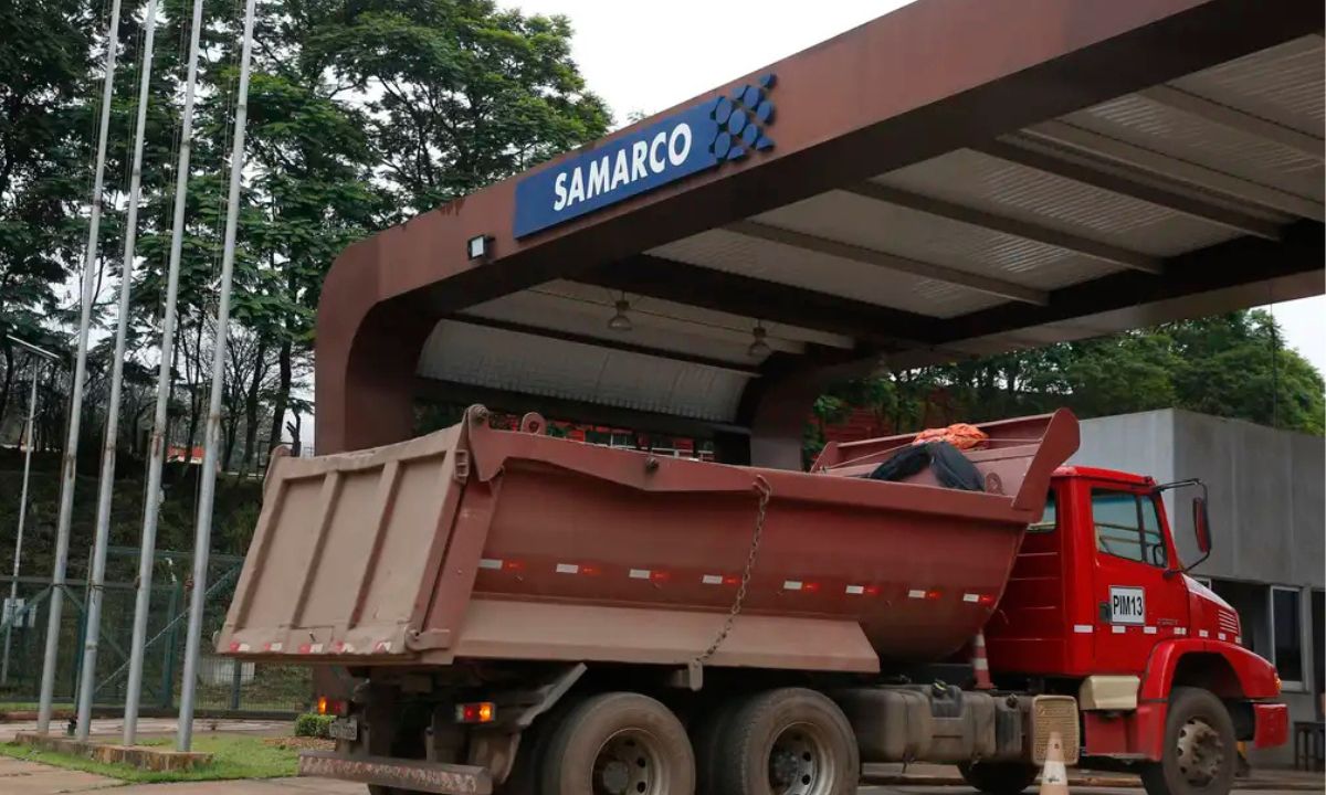 Fachada da Samarco com caminhão de minério parado ao lado