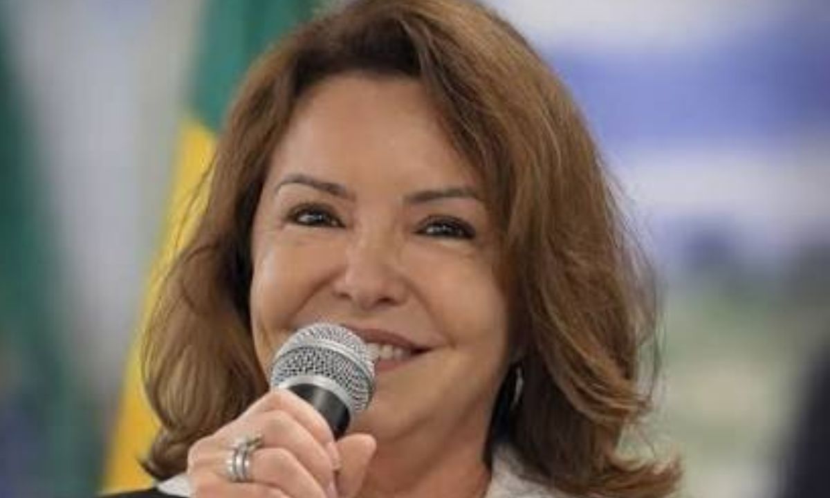 Sirley Soalheiro com microfone nas mãos