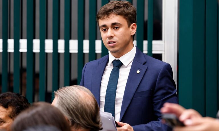 Nikolas fala com apoiadores