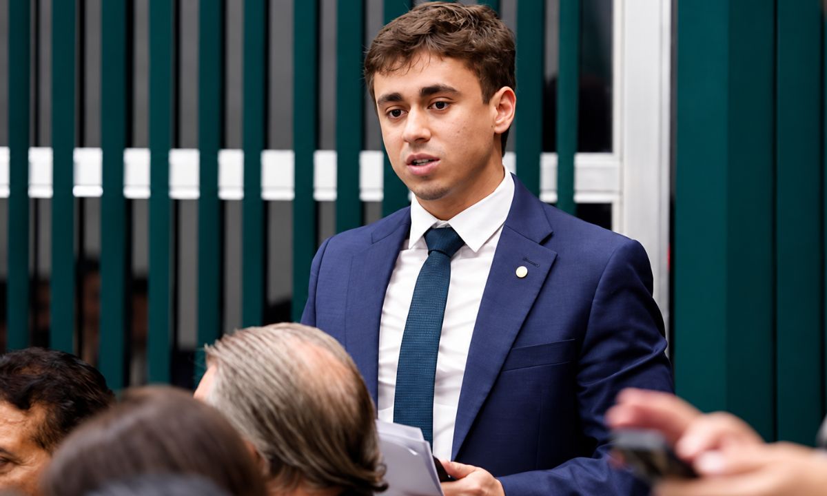 Nikolas fala com apoiadores