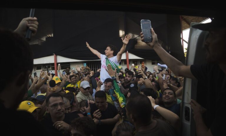 Nikolas com apoaidores