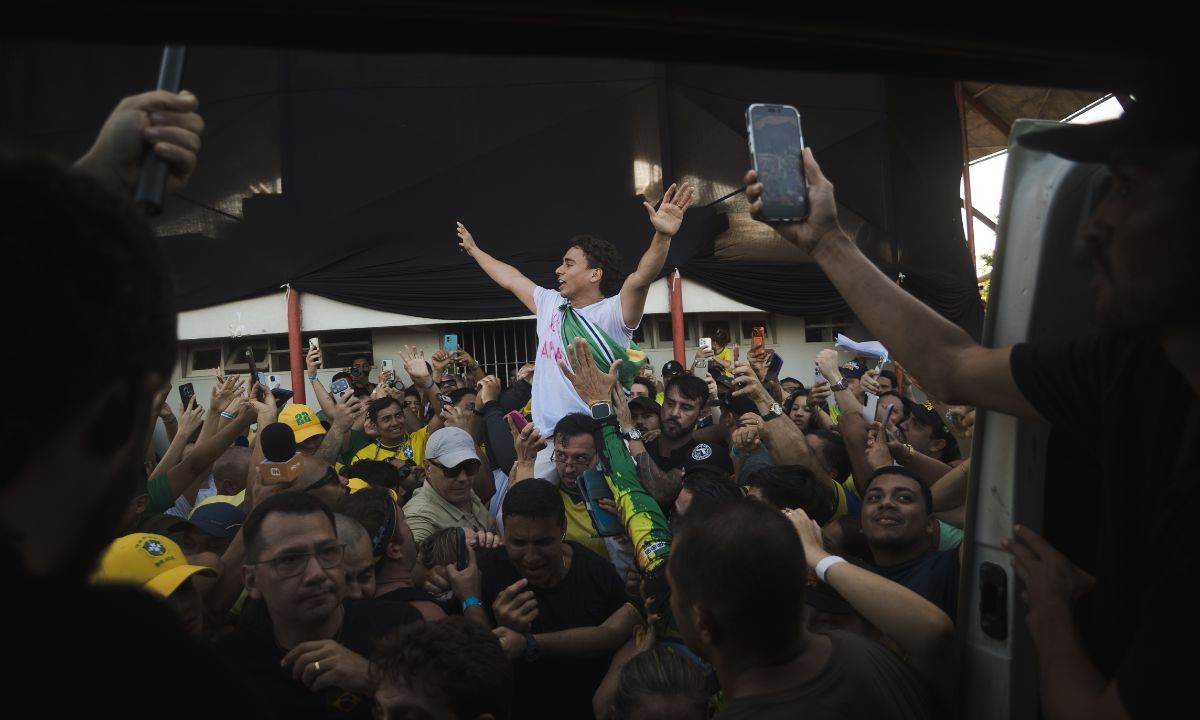 Nikolas com apoaidores