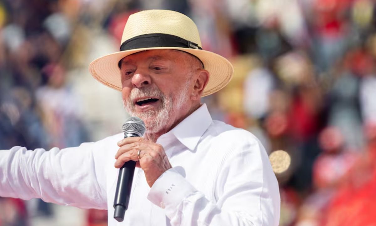 Lula fala em microfone