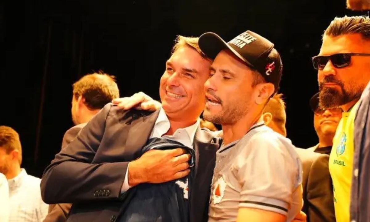 Flávio e Cleitinho se abraçam