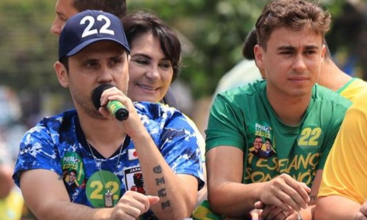 Nikolas e Cleitinho em palanque