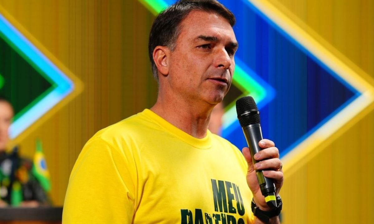 flávio bolsonaro fala em microfone