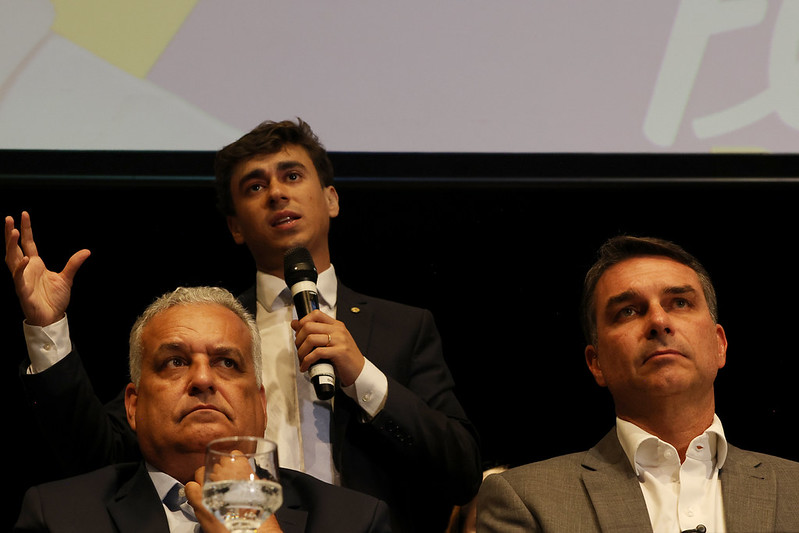 Nikolas Ferreira discursa ao lado de Flávio Bolsonaro e Alberto Fraga em reunião da bancada do PL