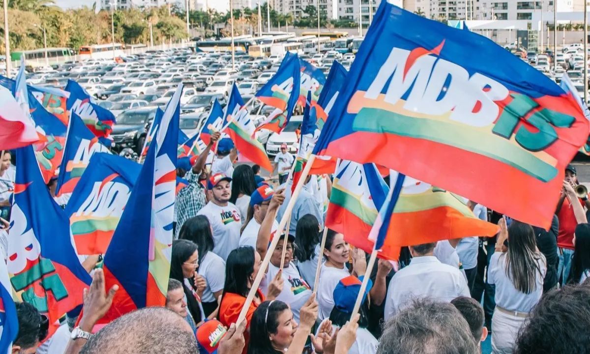 Foto mostra bandeiras do MDB