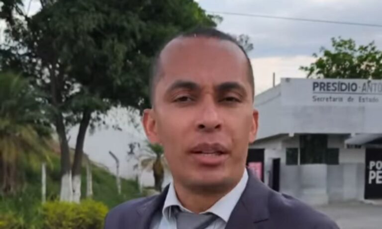 Ben Mendes em frente a presídio em Minas