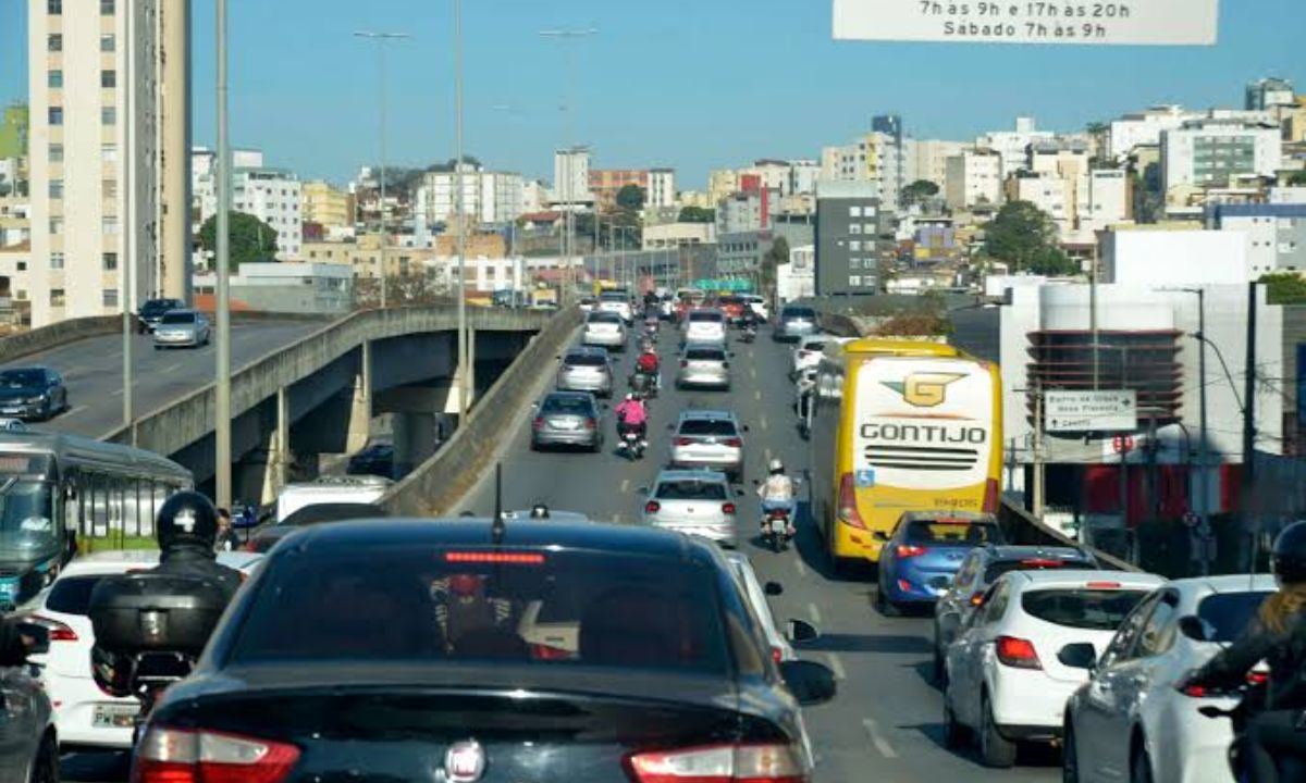 Carros circulam por BH