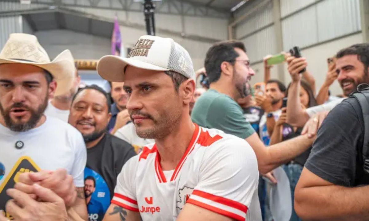 Cleitinho Azevedo cumprimento apoiador durante a campanha.