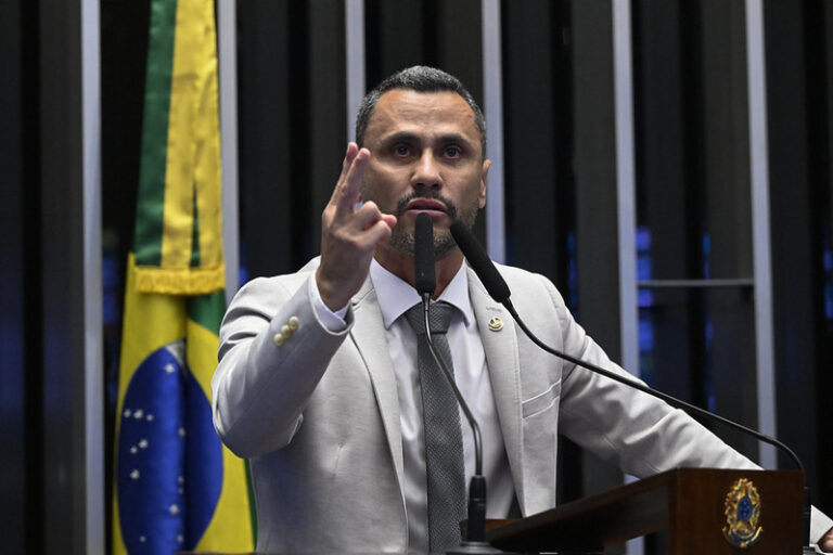 Cleitinho Azevedo discursa no plenário do Senado