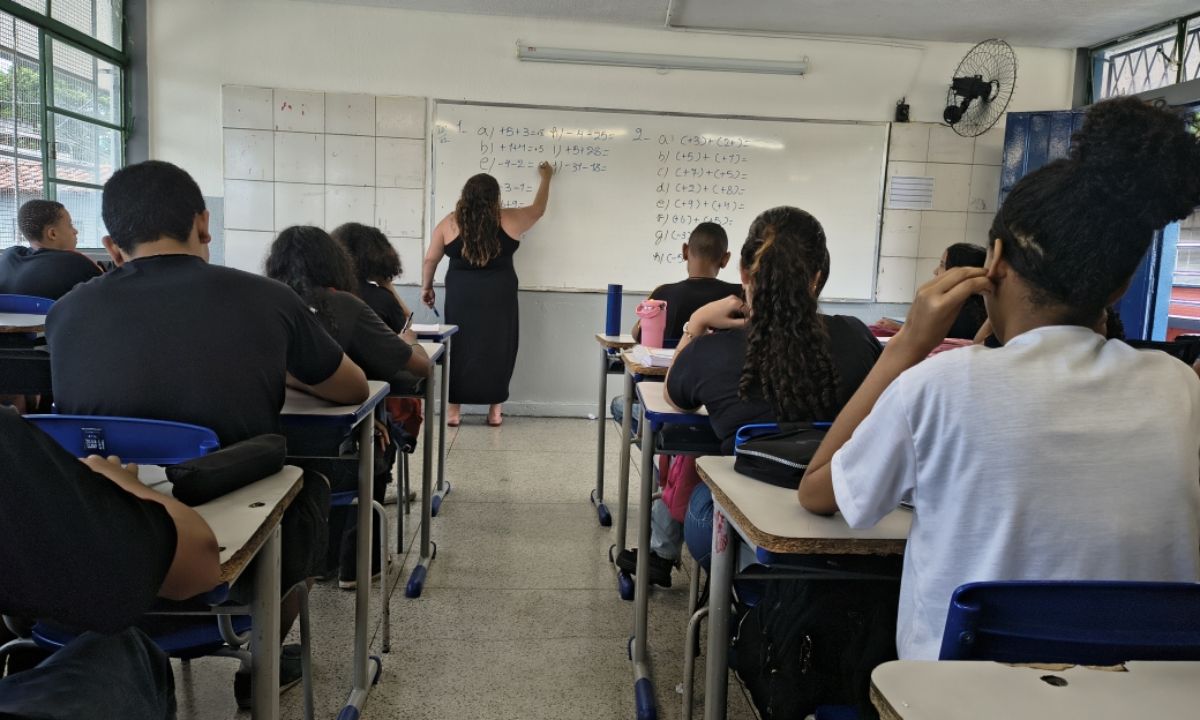 Foto mostra sala de aula