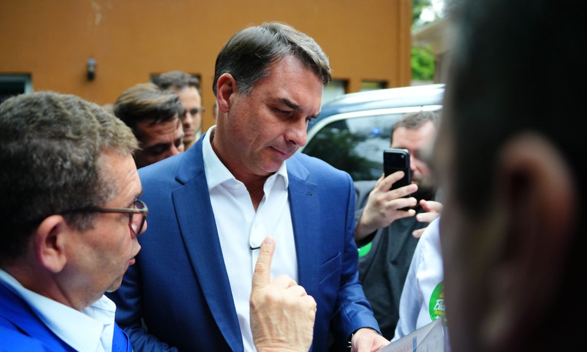 Flávio Bolsonaro (PL) disputa o segundo turno contra Lula (PT) neste domingo (25).