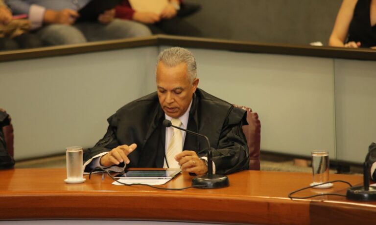 Conselheiro Gilberto Diniz, do Tribunal de Contas do Estado de Minas Gerais, lendo voto