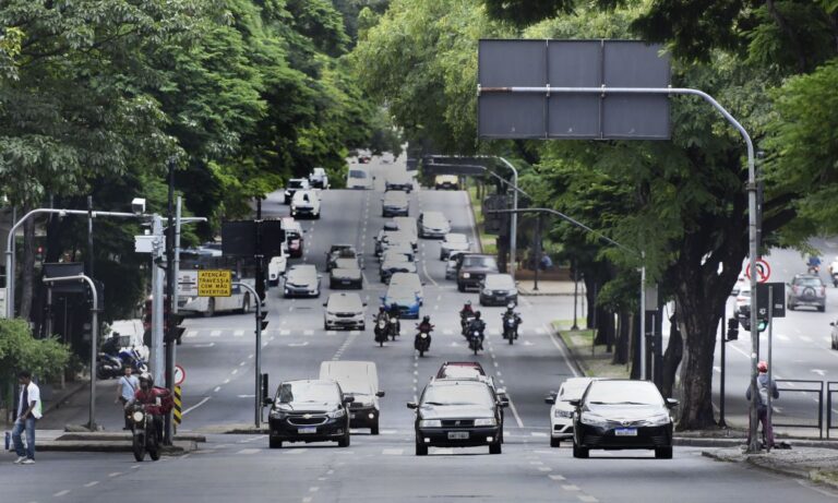 Carros circulam por BH