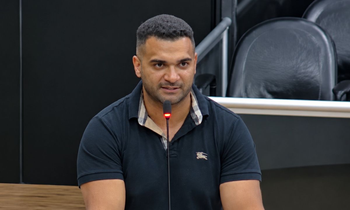 Léo da Academia (PDT) falando em tribuna