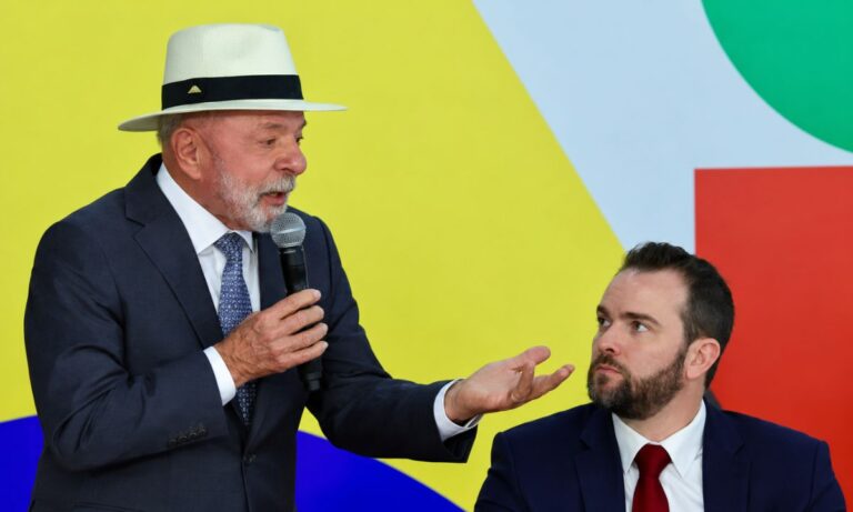 Presidente Lula discursa ao lado do ministro da Fazenda, Dario Durigan, em evento do governo federal