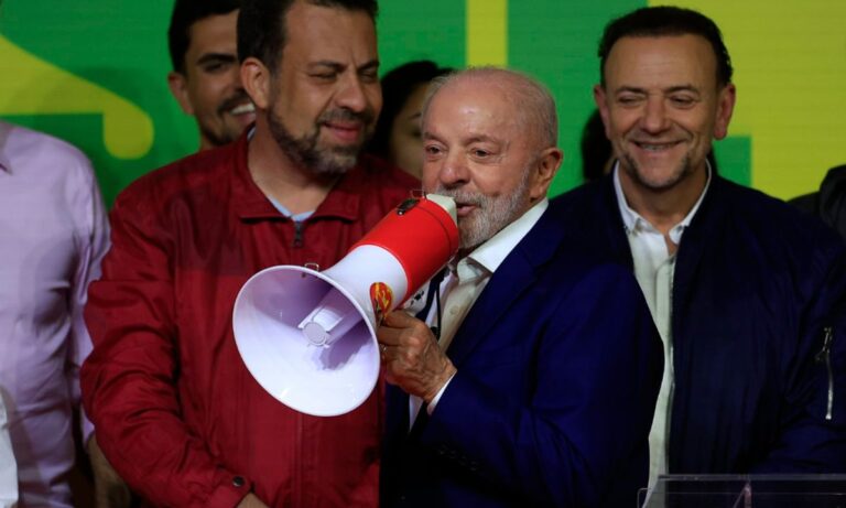 Lula fala ao megafone