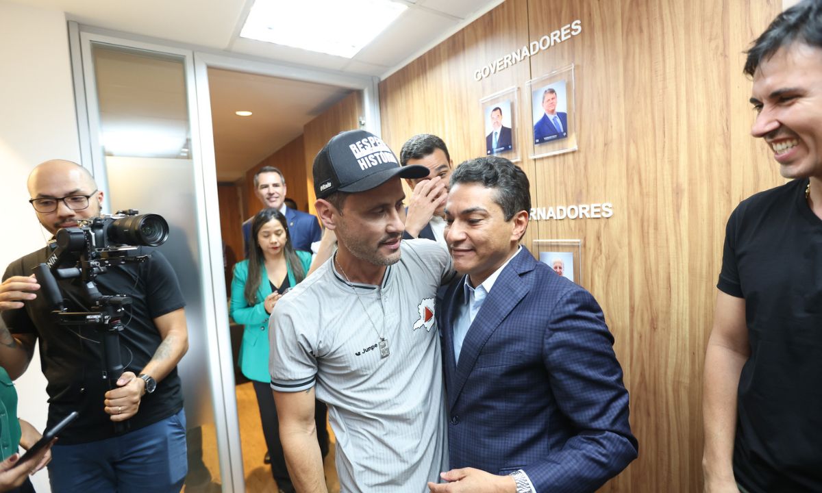 Cleitinho abraça Marcos Pereira