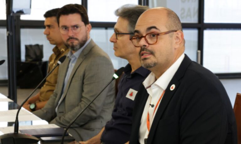 Luís Eduardo Falcão e Mateus Simões durante evento oficial; Romeu Zema está entre eles