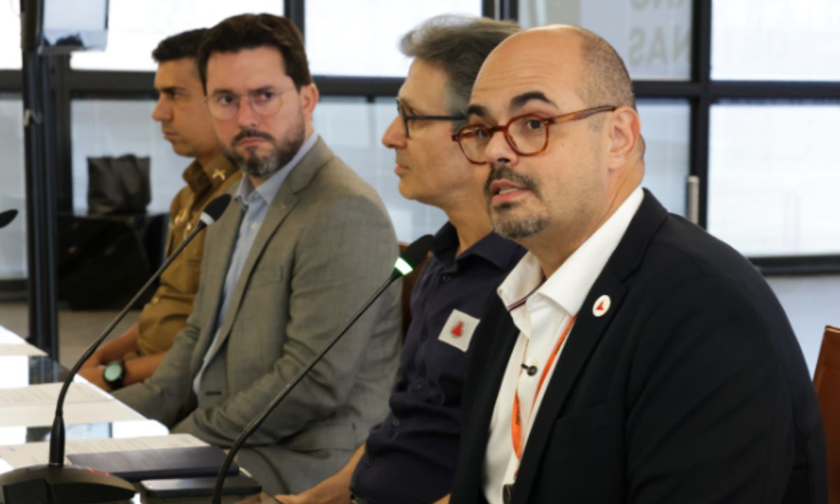 Luís Eduardo Falcão e Mateus Simões durante evento oficial; Romeu Zema está entre eles