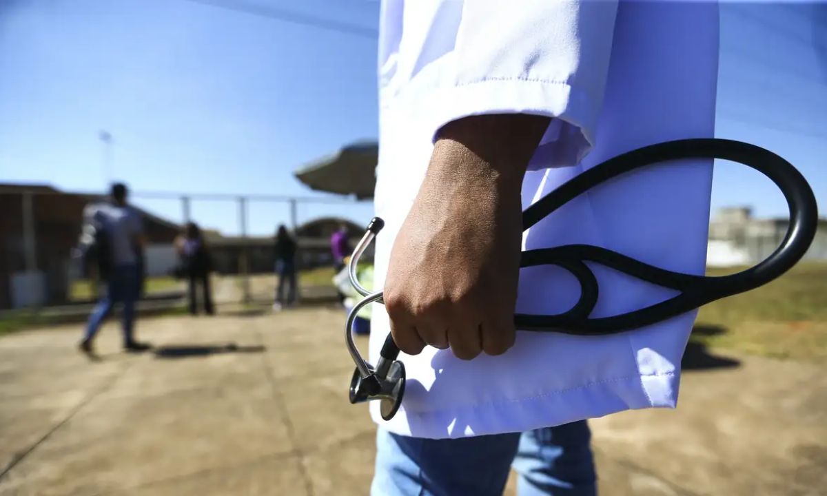 Médico segura estetoscópio