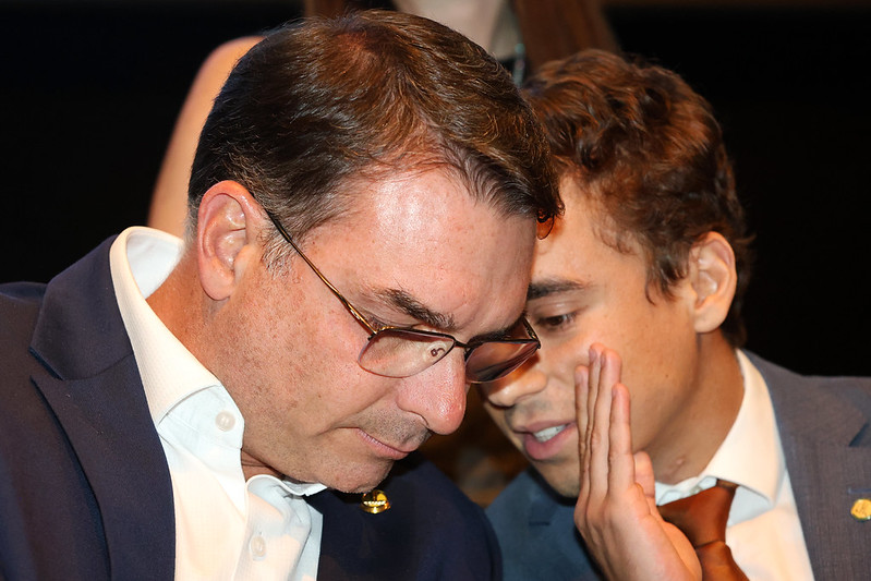 Flávio Bolsonaro conversa com Nikolas Ferreira