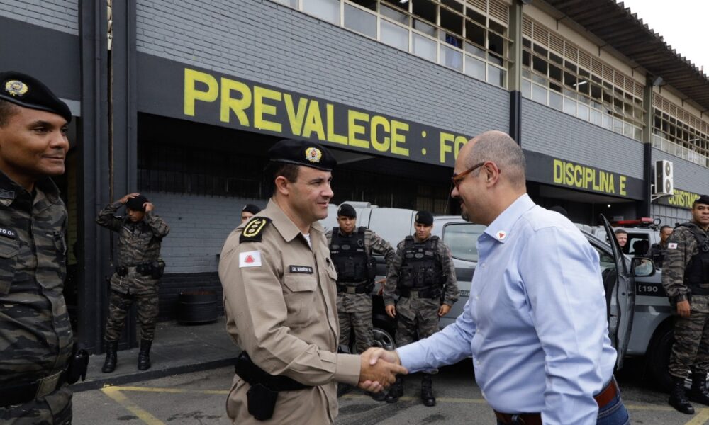 Mateus Simões cumprimenta policial