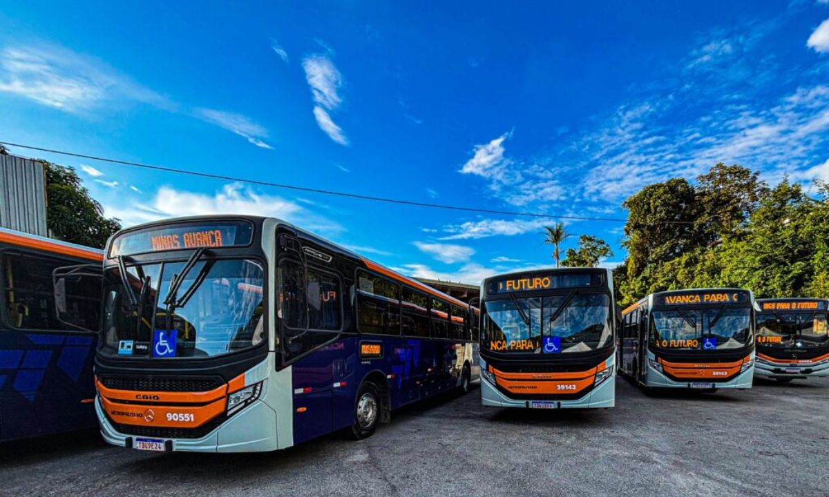 Foto mostra ônibus metropolitanos